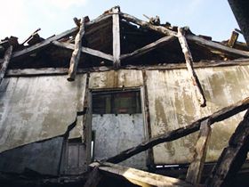 Estado de la cubierta de la antigua escuela de Leboso antes de la restauración.